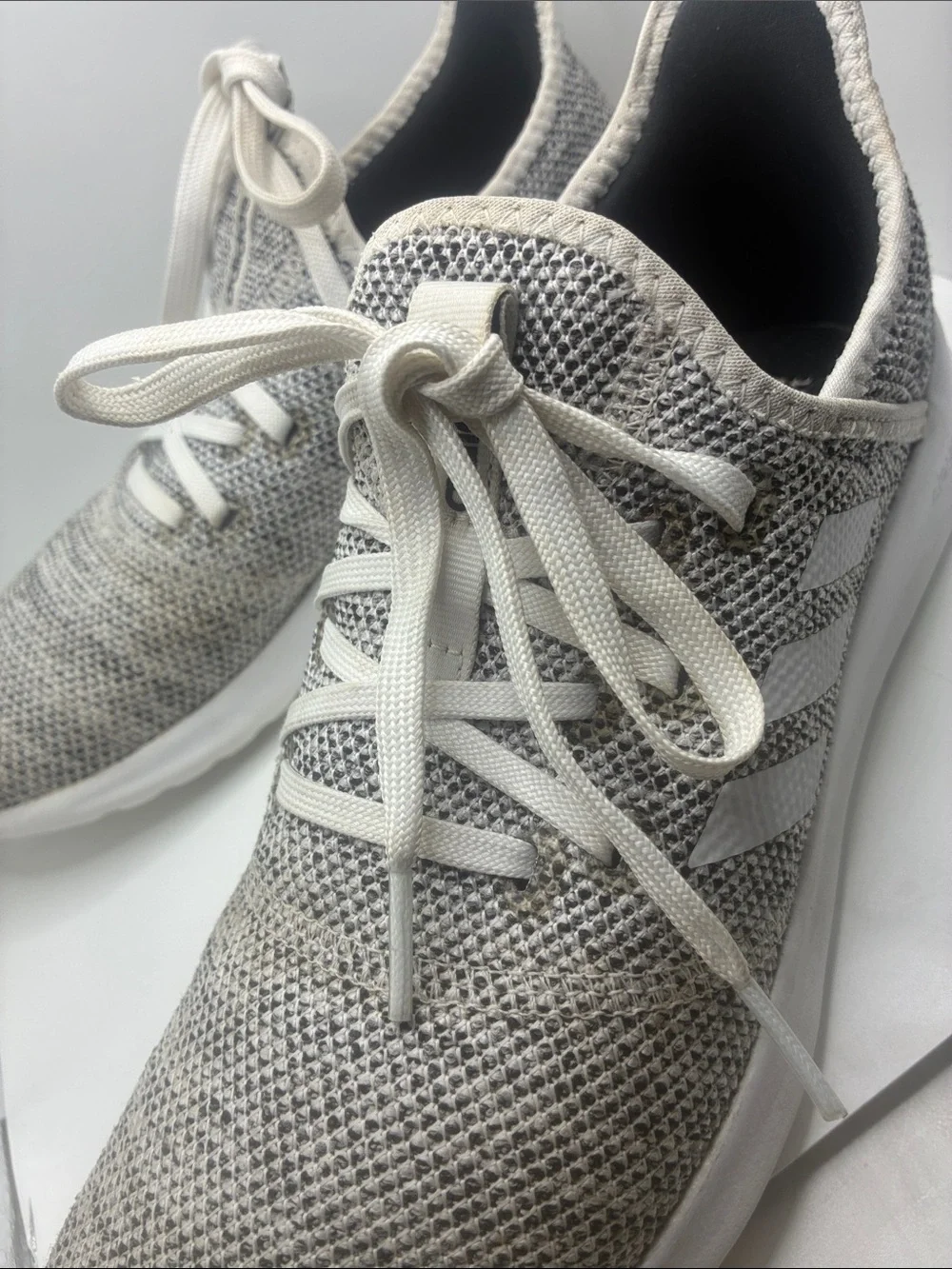 ADIDAS WOMENS RUNNING SHOE/ COMFORT FIT/ SLIDE ON/ LACE FRONT DESIGN /. SIZE 8